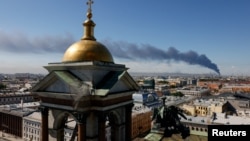 Російський Санкт-Петербург, де 3-6 червня відбувається міжнародний економічний форум, днями вже зазнавав атаки українських сил (на фото: дим після ударів 3 червня)