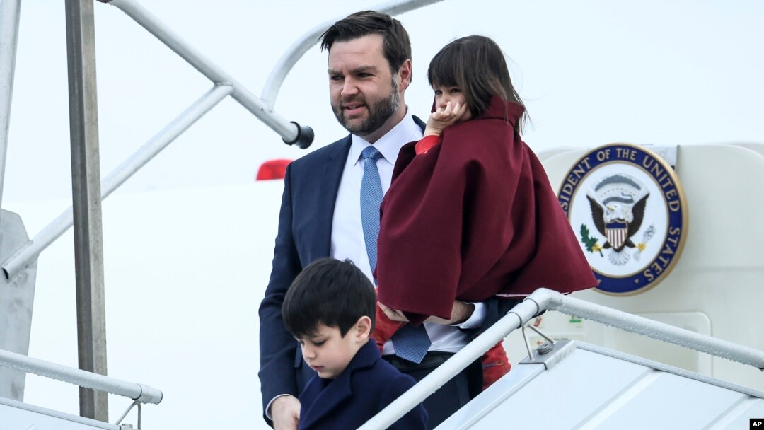Potpredsednik SAD Džej Di Vens izlazi iz aviona na aerodromu Orli u Parizu, 10. februar 2025.