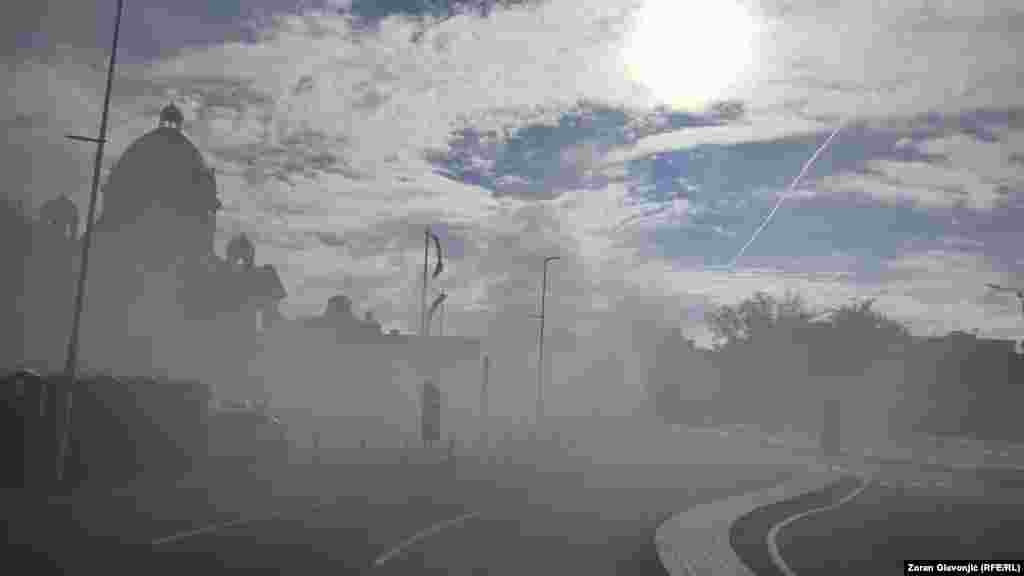 "Ćacilend", asfalt bez saobraćaja, i pogled na zgradu Skupštine Srbije. 