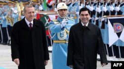 Türkmenistanyň prezidenti Gurbanguly Berdimuhamedow (sagda) we türk prezidenti Rejep Taýyp Erdogan. Ankara. 3-nji mart, 2015 ý.