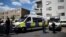 Policët e shoqërojnë një grua në një furgon policor, në Barking, lindje të Londrës, Britani, 4 qershor 2017. 