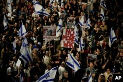 Chiar și în Israel, mii de oameni ies în stradă pentru a cere ca Netanyahu să renunțe la război și să negocieze întoarcerea ostaticilor. Premierul israelian a refuzat de repetate ori acorduri care ar presupune returnarea ostaticilor.