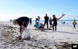 Ziua Pământului în Africa de Sud: Un grup de voluntari curăță o plajă din Cape Town.