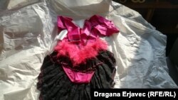 Jedna majka je donijela kostim za balet svoje kćerke, posebno upakovan, koji je djevojčica samo jednom obukla.