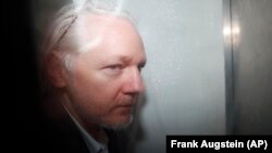 Julian Assange tokom prebacivanja u sud u Westministeru