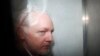 Themeluesi i WikiLeaks, Julian Assange në një furgon burgu, rrugës për në Gjykatën e Westminsterit në Londër, më 20 dhjetor 2019.