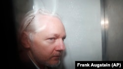 Themeluesi i WikiLeaks, Julian Assange në një furgon burgu, rrugës për në Gjykatën e Westminsterit në Londër, më 20 dhjetor 2019.