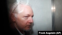  Osnivač WikiLeaksa Julian Assange u zatvorskom kombiju na putu do Westminsterskog suda u Londonu, 20. decembra 2019.