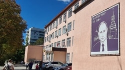 Плакат із Путіним і Кремлівською вежею на стіні коледжу громадського харчування у Сімферополі. Окупований Крим. Вересень, 2026 року