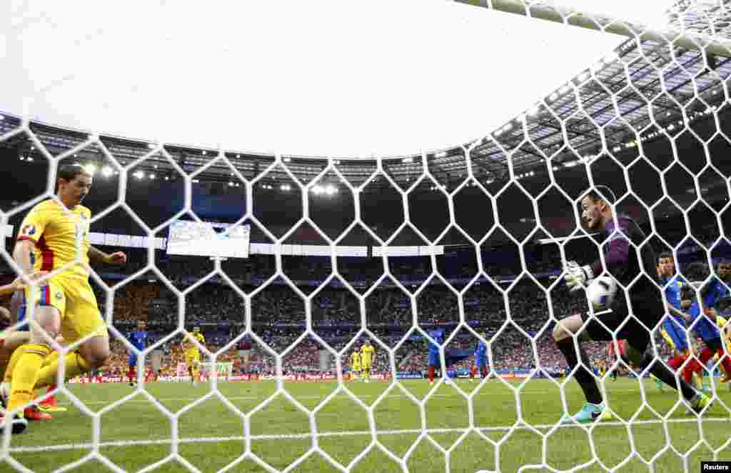 Portarul Hugo Lloris evită un gol... (REUTERS/John Sibley.)