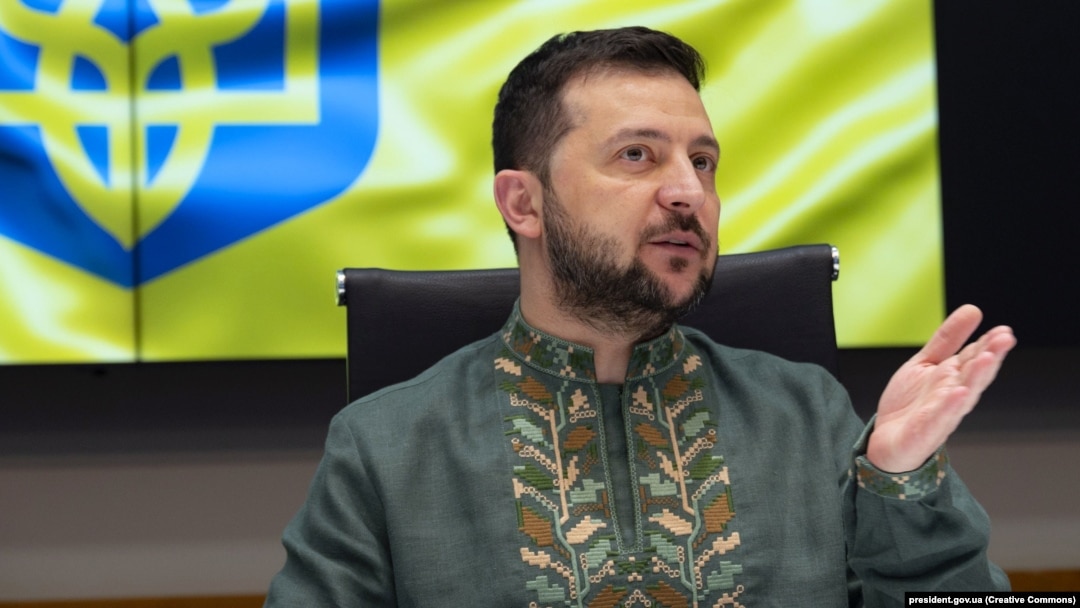  Președintele Volodimir Zelenski a purtat o „vîșîvanka” tradițională, o tunică brodată ucraineană, pentru declarația sa din 18 mai, data la care Ucraina marchează cea de-a 79-a aniversare a deportării tătarilor din Crimeea în Asia Centrală din epoca lui Stalin.