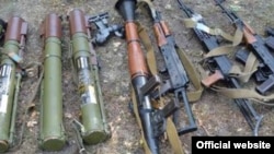 Арсенал зброї, знайденої на Луганщині, 11 жовтня 2015 року (фото з сайту СБУ)