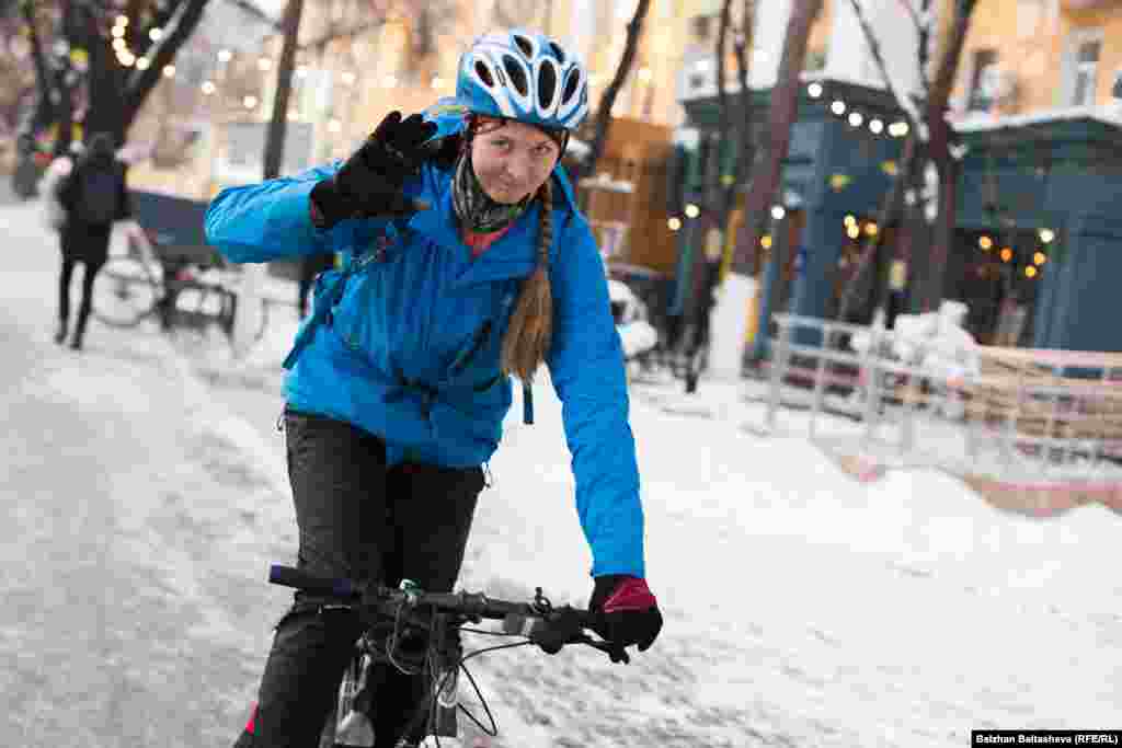 Участница акции Наталья старается чаще передвигаться на велосипеде. Начинающим ездить на велосипеде алматинка советует быть внимательнее на дорогах, потому что местные водители, по ее словам, еще не привыкли к велосипедистам.