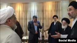 دعوای محمد یزدی و شبیری زنجانی (نفر دوم از راست) به آبان ۱۳۹۷ باز می‌گردد. پس از اینکه شبیری زنجانی با محمد خاتمی دیدار کرد، محمد یزدی نامه سرگشاده‌ای به او نوشت و این مرجع تقلید را به شدت سرزنش کرد.