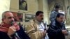 چند شهروند عراقی در کافه‌ای در بازار صفافیر بغداد/ زمستان ۱۳۸۱