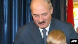 Олександр Лукашенко та його син Ніколай на виборчій дільниці, Мінськ, 28 вересня 2008 р.