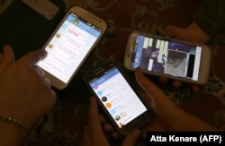 Iranians display their smart phones using the Telegram messenger application. (file photo)