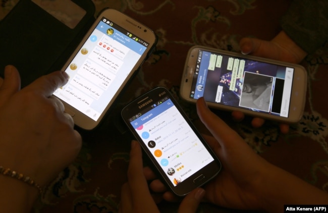 Iranians display their smart phones using the Telegram messenger application. (file photo)