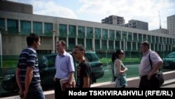 Гурӯҳи хабарнигорон дар назди бинои вазорати умури дохилии Гурҷистон