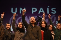 Пабло Иглесиас (в центре) в окружении соратников по партии "Подемос"