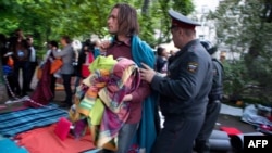 Полицейские вытесняют активистов из лагеря на Чистых прудах в Москве, 16 мая 2012 