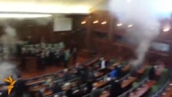 Opozita hedh gaz lotsjellës, qytetarët mblidhen para Kuvendit