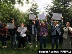 Активисты у здания полиции, куда был доставлен администратор паблика Qaznews24 Темирлан Енсебек после обыска, требуют освободить его. Алматы, 15 мая 2021 года