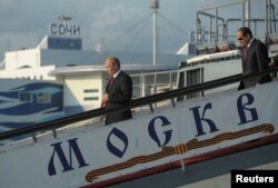 پوتین و رئیس‌جمهور مصر در حال بازدید از مسکوا در بندر سوچی در ۱۲ اوت ۲۰۱۴