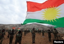 Kürdüstan Azadlıq Partiyasından (PAK) olan İran döyüşçülər Ərbilin kənarındakı bazada təlim keçirlər.