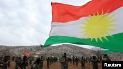 Гурӯҳҳои курдӣ Эрон зимни тамрин дар яке аз пойгоҳҳо дар Курдистони Ироқ. Акс аз бойгонӣ.