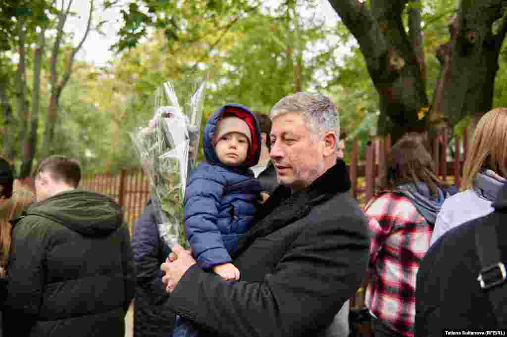 Susținătorii Maiei Sandu au venit cu flori la secția unde a votat ea.