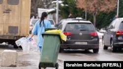 Një punëtore në oborr të Qendrës Klinike Universitare të Kosovës (QKUK), më 13 janar 2025.