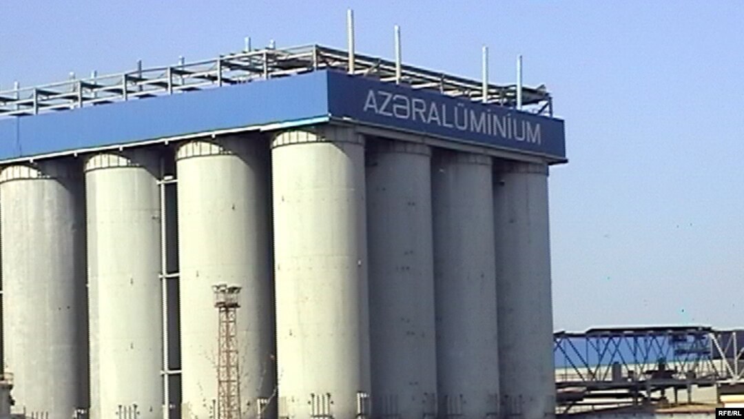 Fəaliyyəti dayandırılmış Giltorpaq İstehsalat Birliyi. Gəncə, aprel 2009