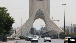 سرچینې وايي، سریع په تهران کې له دفتره کور ته روان وو چې وسلوالو وویشت - د تهران د ازادۍ څلورلارې پخوانی انځور.