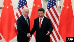 Вице-президент США Байден (слева) и лидер Китая Си Цзиньпин в Пекине, 2013 год.
