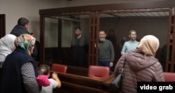 Фігуранти «п'ятої Бахчисарайської групи» та їхні родичі в Південному окружному військовому суді в Ростові-на-Дону. Скріншот із відео