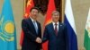Председатель КНР Си Цзиньпин (слева) и президент Киргизии Алмазбек Атамбаев