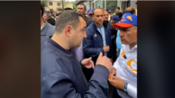 Վարչապետին քննադատած քաղաքացին՝ ճաղերի հետևում. սպառնացող վարչապետը՝ անպատժելի