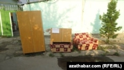 Many Ashgabat residents of homes to be demolished end up selling their belongings in the street, when they are evicted with little or no notice.