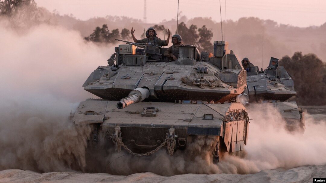Vehicule militare israeliene în timpul unor manevre în apropierea graniței dintre Israel și Gaza, 21 august 2024.