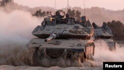 Vehicule militare israeliene în timpul unor manevre în apropierea graniței dintre Israel și Gaza, 21 august 2024.