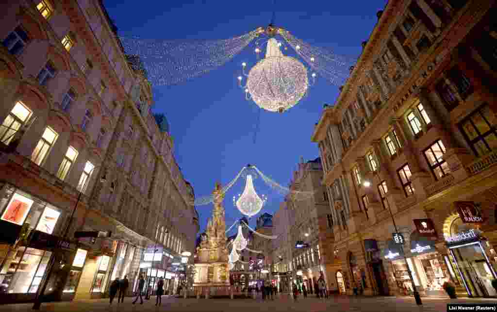 Bécsben a népszerű Graben bevásároló utcán minden évben karácsonykor hömpölyögnek az emberek. 2020-ban más kép fogadja az embert.