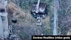 Український дрон готується вдруге атакувати російського піхотинця у Покровську. Цього разу дрон не спрацює