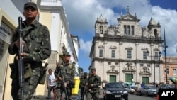 Policia duke patrulluar në një qytet brazilian