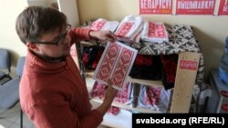 Павал Белавус паказвае новы дызайн для вышымайкі