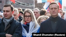 Lyubov Sobol (center) and Aleksei Navalny (right) take part in a rally in Moscow in February 2020. 