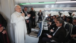 پاپ هنگام بازگشت از سفر به آفریقا با خبرنگاران در هواپیما صحبت کرد