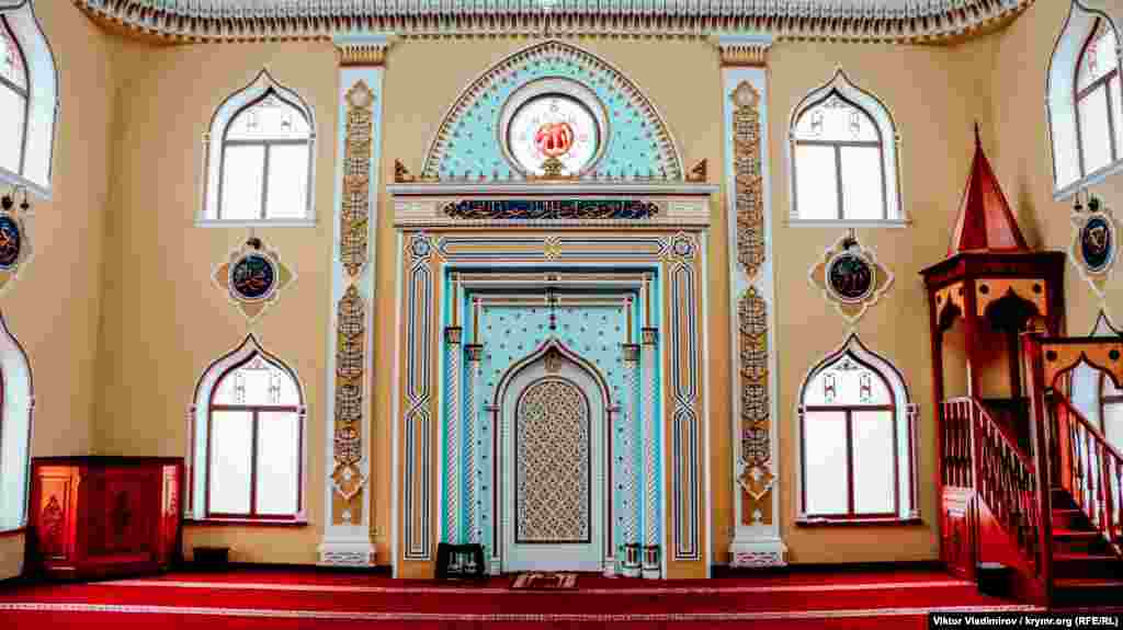 Divardaki oyuqqa mihrab deyler, o Mekke tarafını köstere. Ondan sağ taraf - imam cemaat namazından evel hutbe aytqan&nbsp;minberi. İlk namaz mında 2014 senesi baarde qılınğan edi