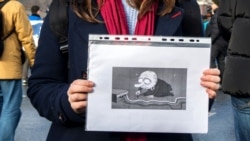 Karikatura koju drži učesnik protesta za internet slobode u Moskvi u martu