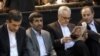 محمود احمدی نژاد (نفر وسط) همراه با محمدرضا رحیمی (راست) و اسفندیار رحیم مشایی در مراسم سالگرد فوت علی کردان
